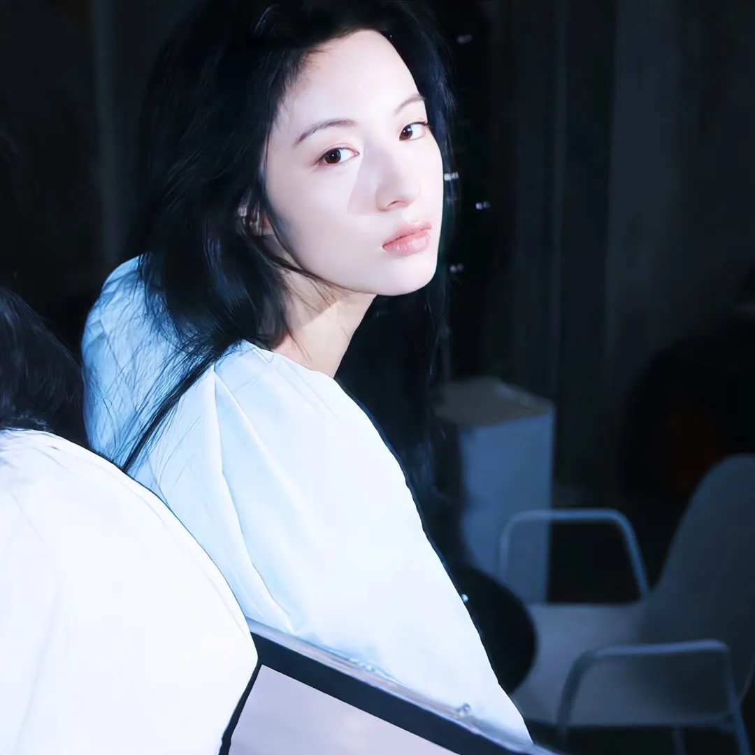 女孩向前走